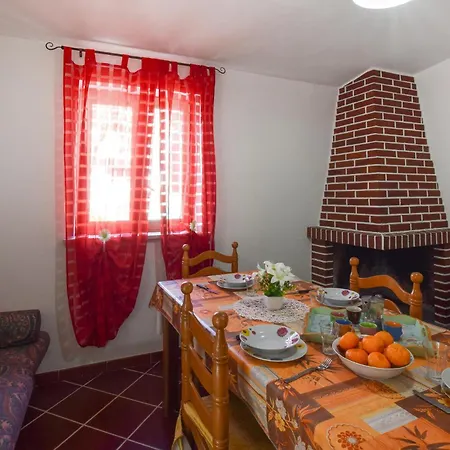 2 Bedroom Cozy In Appartamento Portigliola